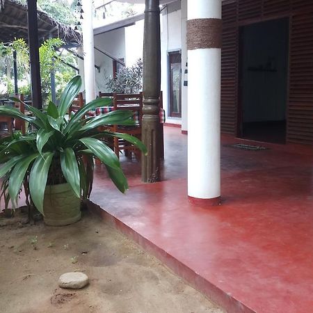 Julie Guest House Tangalle Buitenkant foto