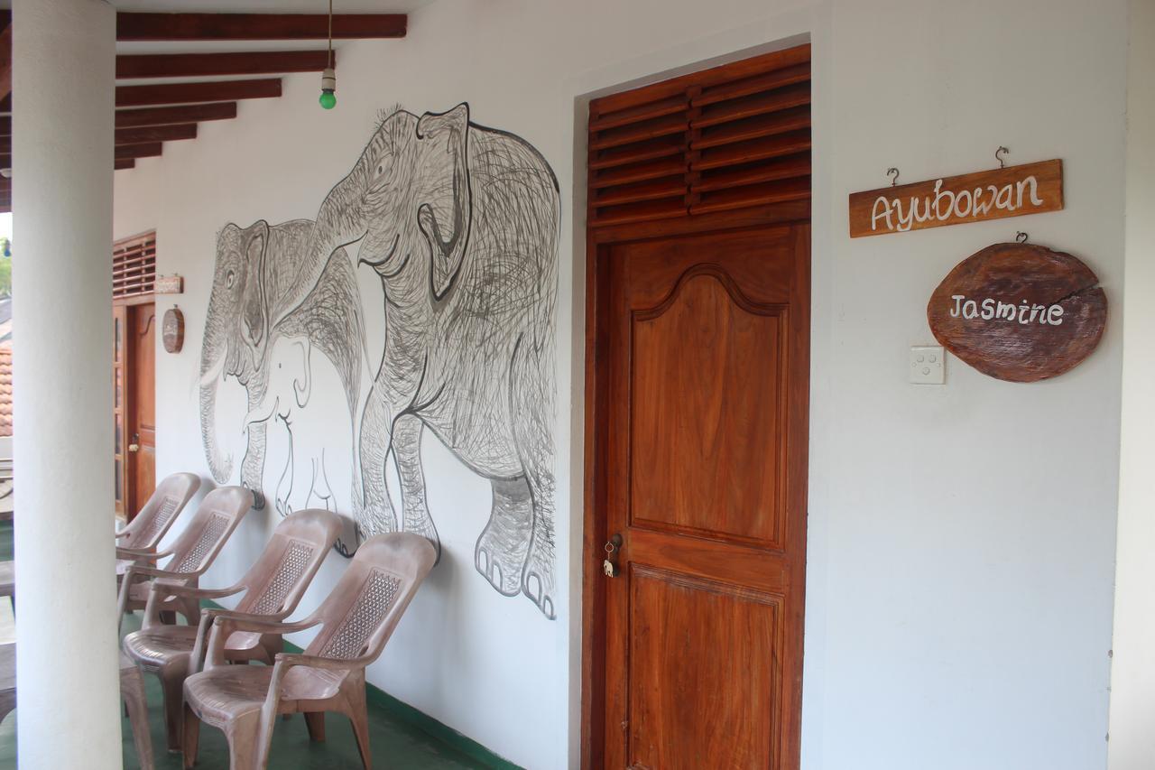Julie Guest House Tangalle Buitenkant foto