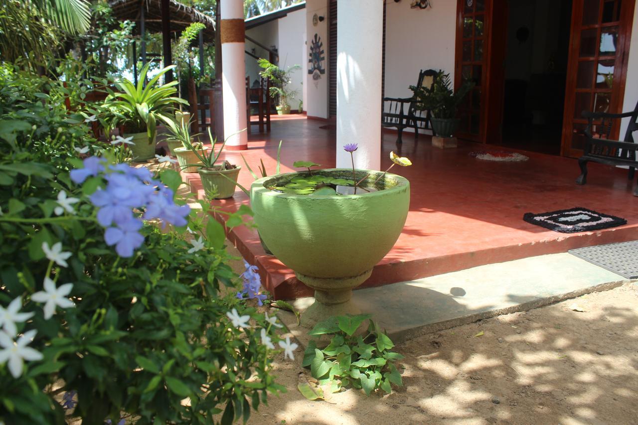 Julie Guest House Tangalle Buitenkant foto