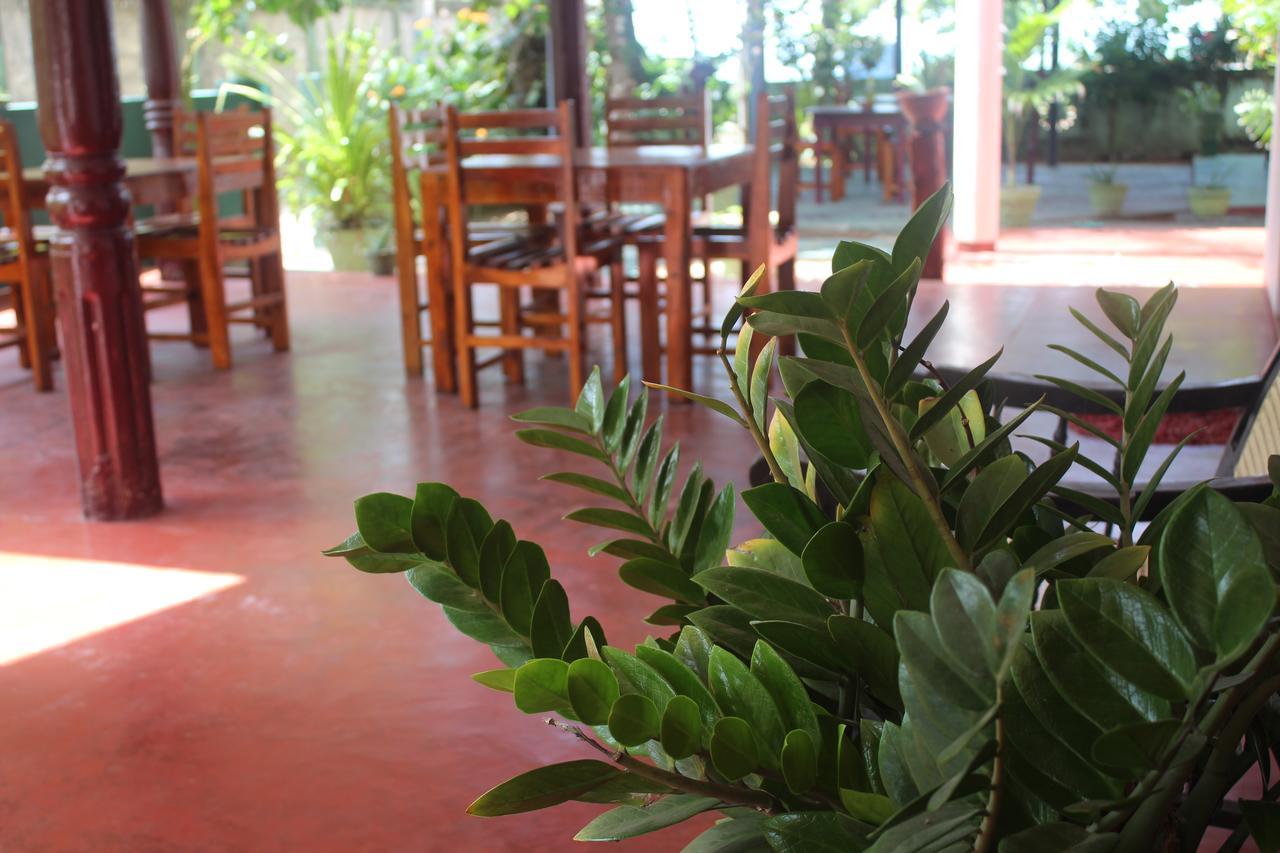 Julie Guest House Tangalle Buitenkant foto