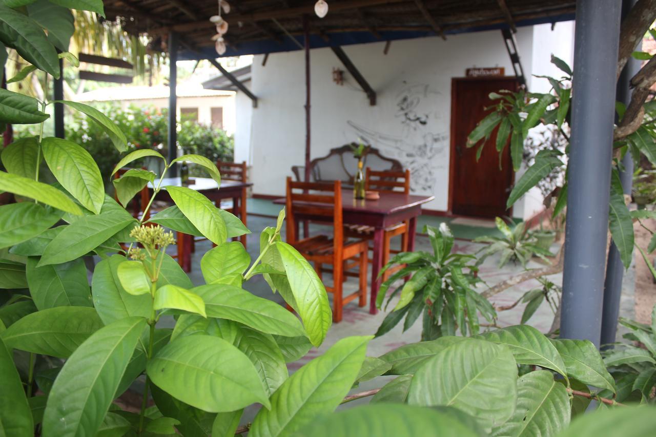 Julie Guest House Tangalle Buitenkant foto