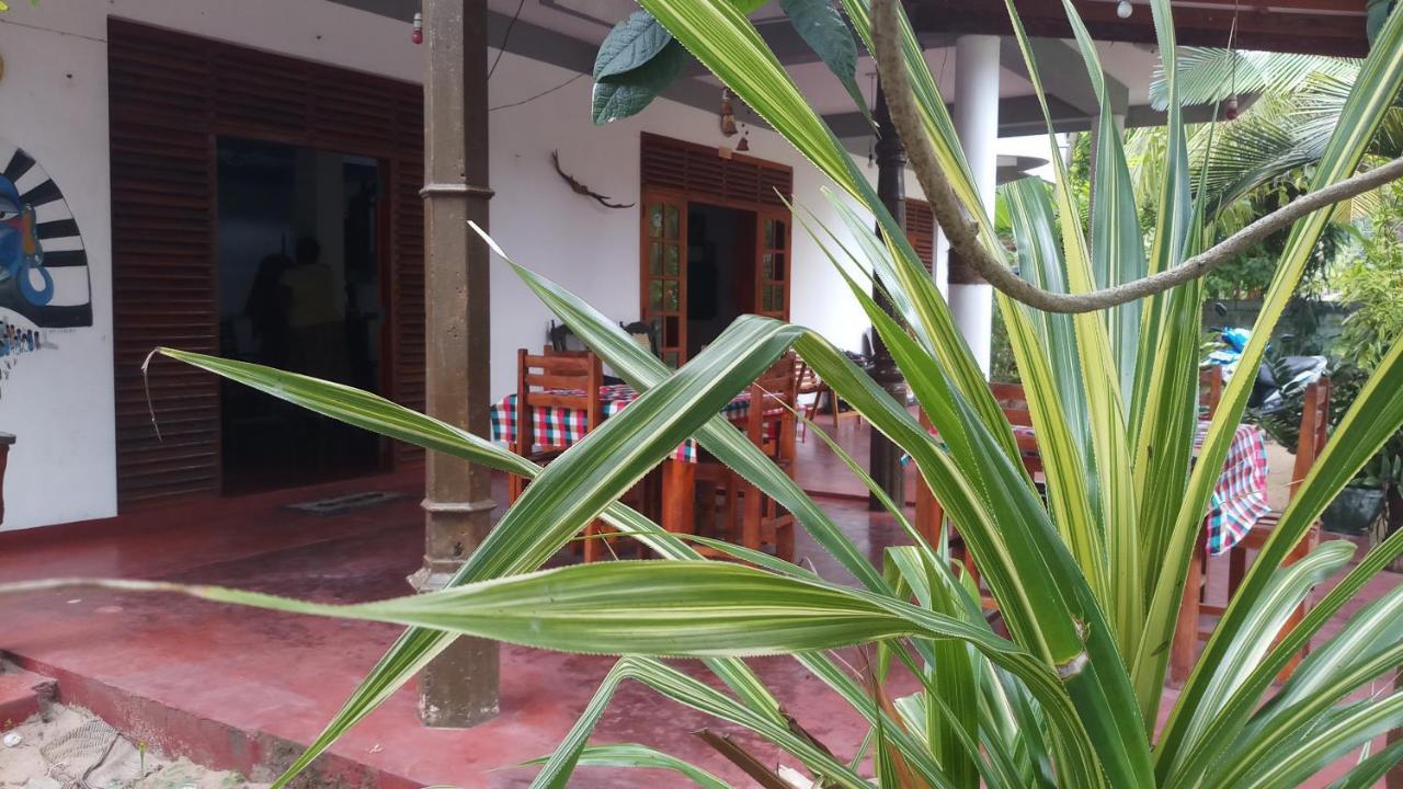 Julie Guest House Tangalle Buitenkant foto