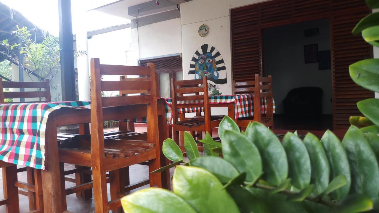 Julie Guest House Tangalle Buitenkant foto