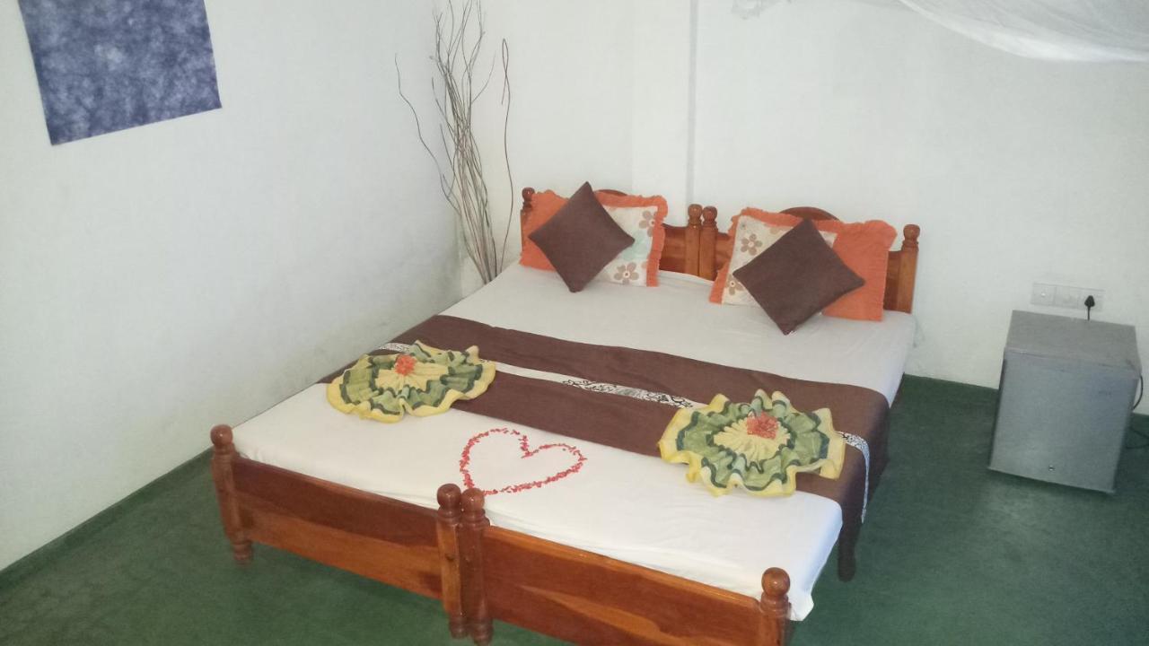 Julie Guest House Tangalle Buitenkant foto