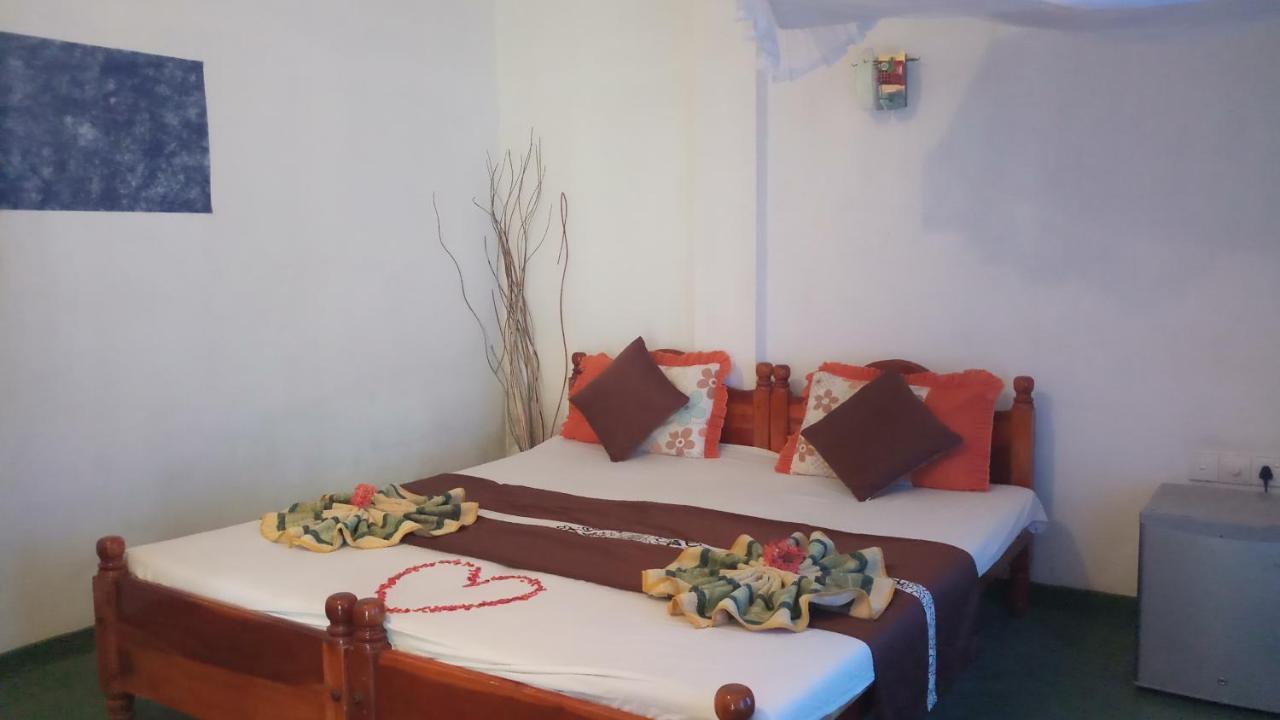 Julie Guest House Tangalle Buitenkant foto