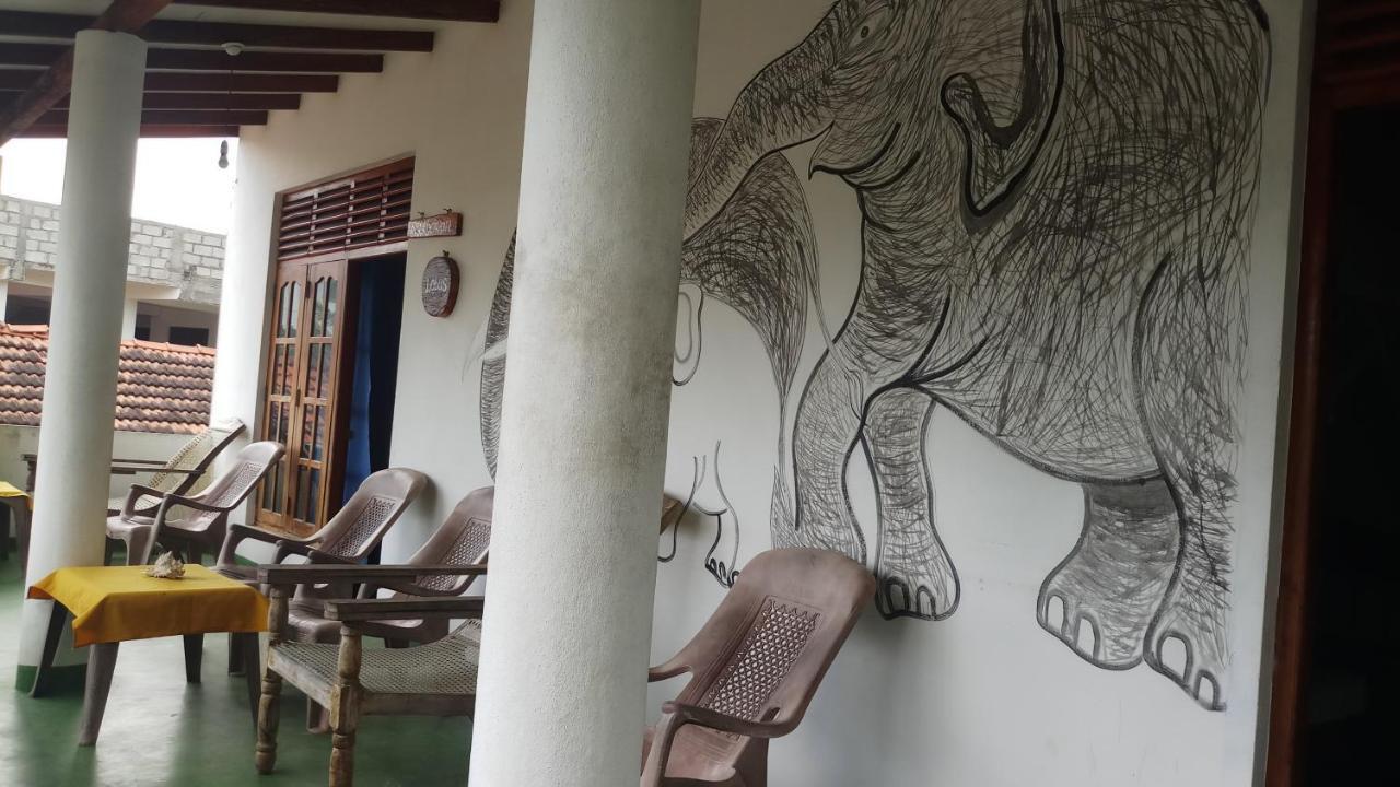 Julie Guest House Tangalle Buitenkant foto