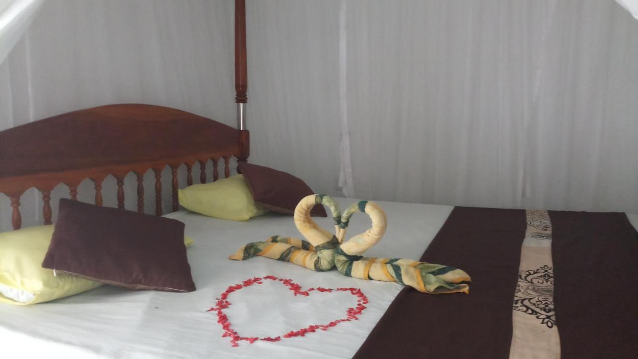 Julie Guest House Tangalle Buitenkant foto